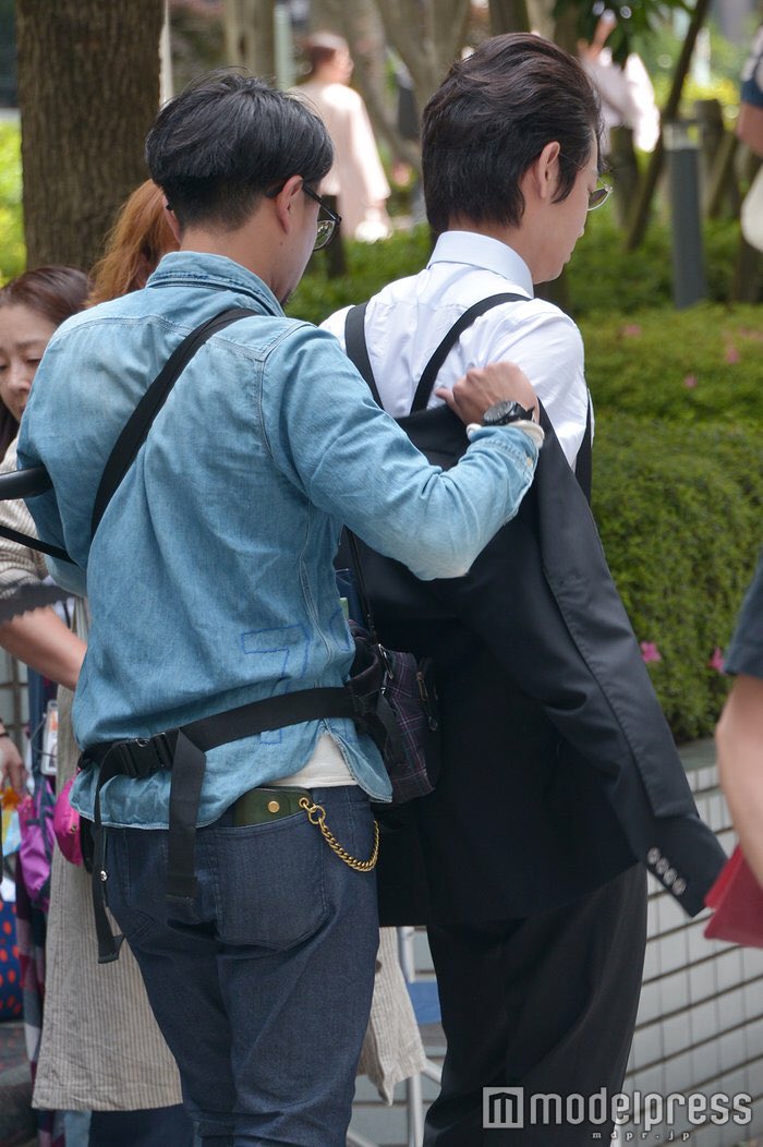 春凪 در توییتر ハゲタカ綾野剛 のサスペンダー 最初見たときはガンホルダー ということは刑事物 と想像を掻き立たせたけど 金融マンとは思わなんだ こんな緊縛感のあるセクシーなサスペンダーを細身のスーツの下に潜ませているなんて 鷲津さん あなたって人は