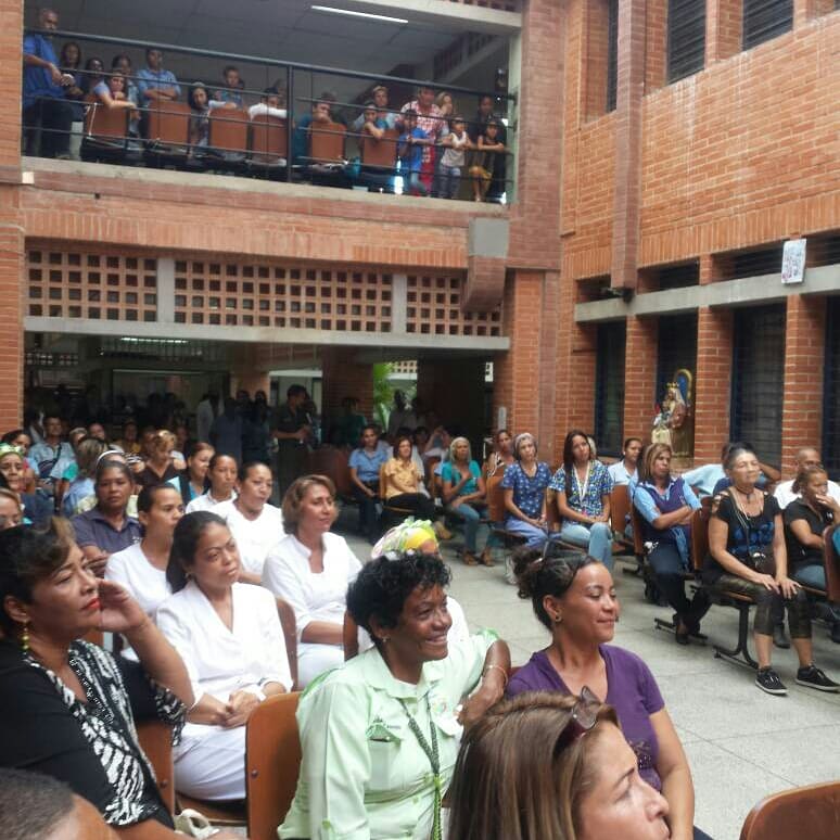 HospitalSimonBM's tweet photo. Hermosa actividad en nuestras instalaciones .. y una llamada sorpresa de nuestro Ministro Elias Jaua https://t.co/0oC5ZdwGha