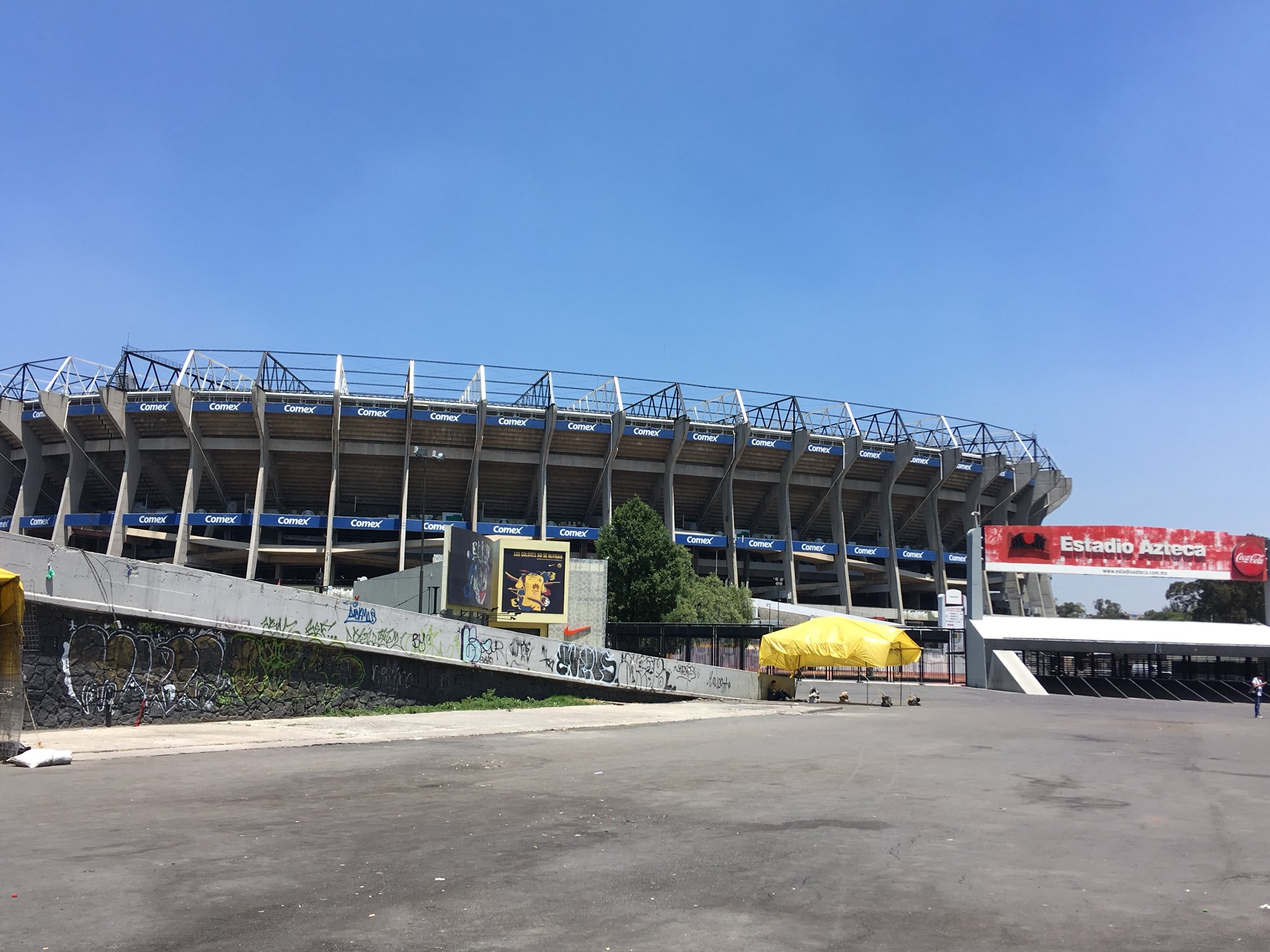 じょにーた Cdmx さあ 今日は半日ぶらぶらと散歩して メキシコシティオリンピックやワールドカップでも使われた エスタディオ アステカまで足を伸ばしてみました 他にも写真撮ってる人何人かいたな メキシコシティ アステカスタジアム T