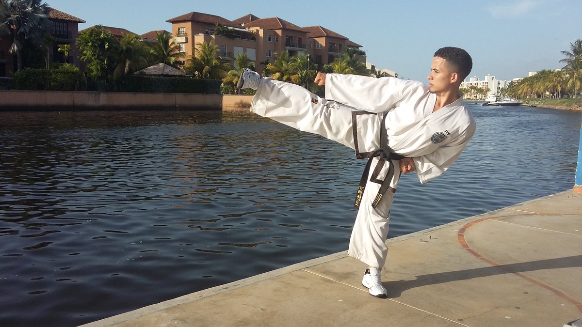 _ITF_Master_'s tweet photo. hoy de cumpleeee nuestro gran atleta y intructor de taekwondo @Richard_JRG FELIZ CUMPLEEEE  te desea tu gran familia https://t.co/5gFOz0EQY5