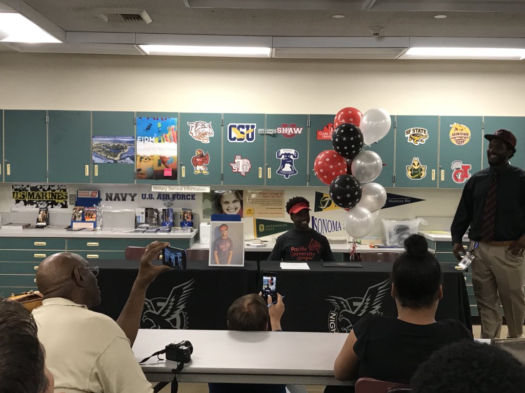 nhsnelly's tweet photo. Signing time!!! Congrats Damani on signing with Pacific University Oregon! We are so proud of you!! https://t.co/nhWgHrxXtg