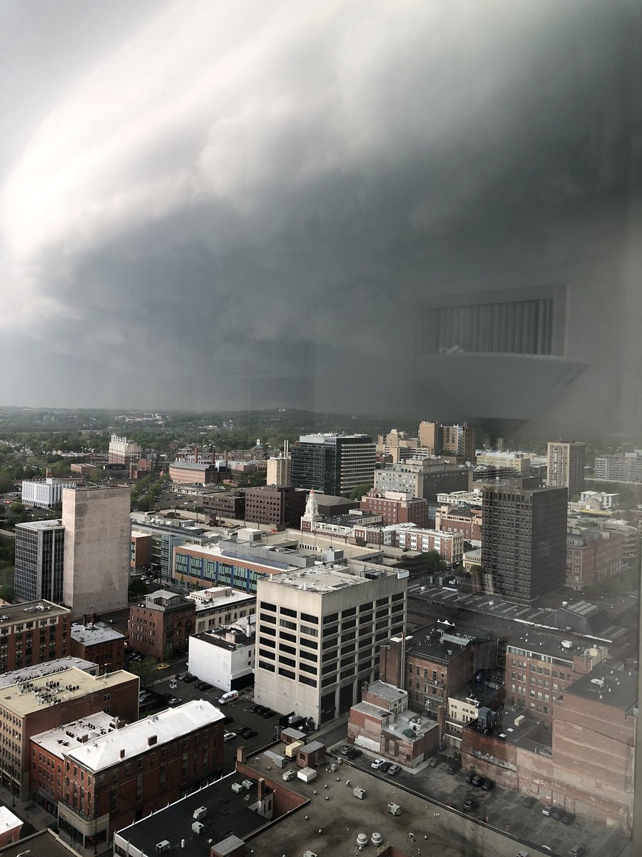 mdiaz's tweet photo. Storm coming into New Haven @ryanhanrahan #nbcct https://t.co/k0bWTNc7Zq