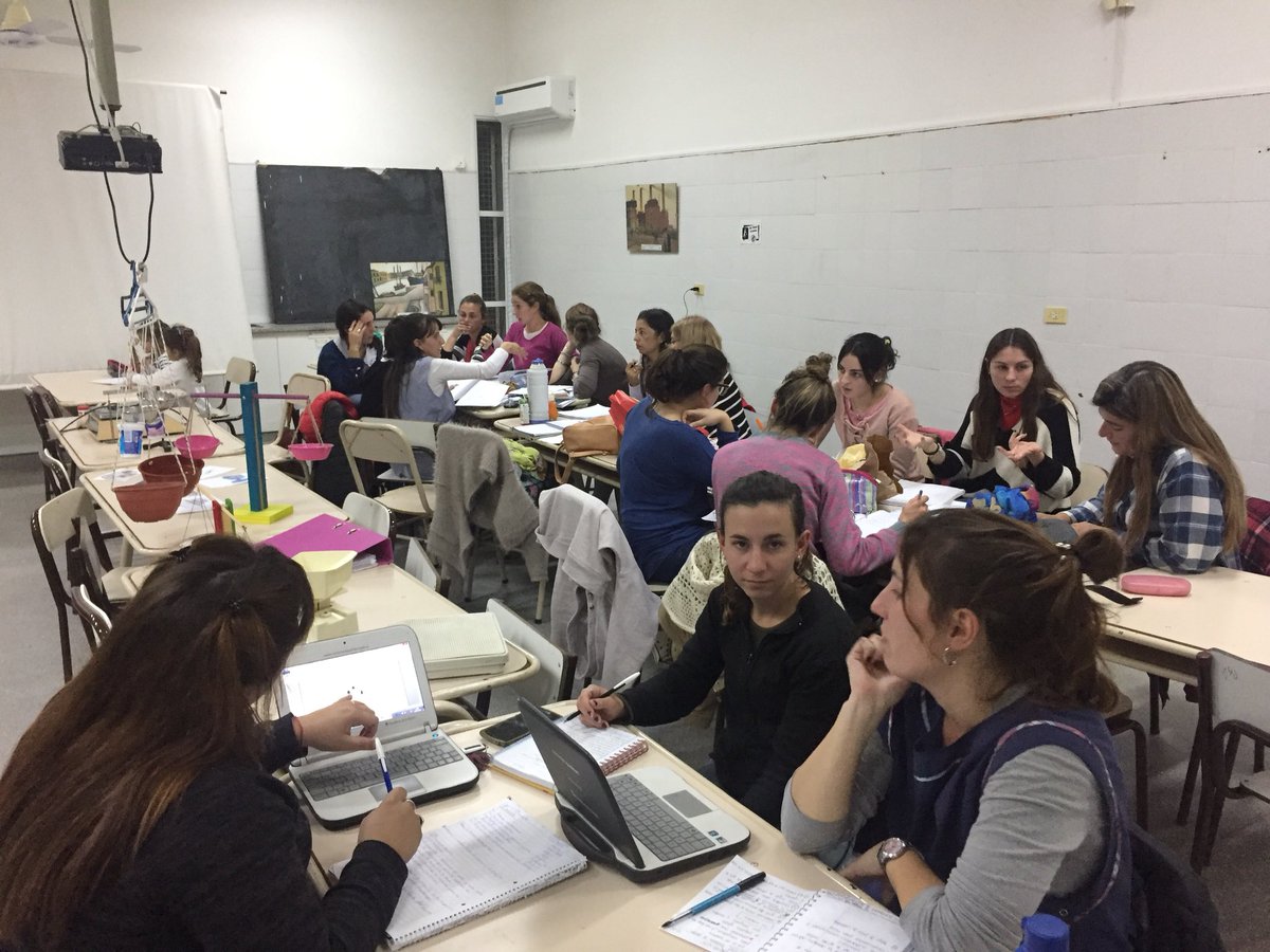 monicalopez1711's tweet photo. En @CiiePehuajo indagando distintos instrumentos de medición, tipos de balanzas y sus usos. Docentes del nivel inicial en formación continua! #hacermatematica @equipocoordciie @LauP24 https://t.co/XzYYKFfY5t