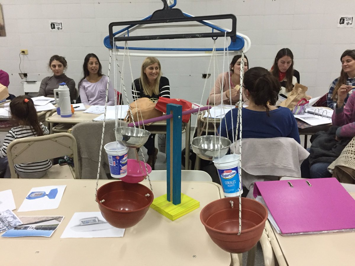 monicalopez1711's tweet photo. En @CiiePehuajo indagando distintos instrumentos de medición, tipos de balanzas y sus usos. Docentes del nivel inicial en formación continua! #hacermatematica @equipocoordciie @LauP24 https://t.co/XzYYKFfY5t