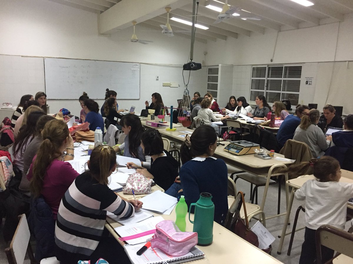 monicalopez1711's tweet photo. En @CiiePehuajo indagando distintos instrumentos de medición, tipos de balanzas y sus usos. Docentes del nivel inicial en formación continua! #hacermatematica @equipocoordciie @LauP24 https://t.co/XzYYKFfY5t