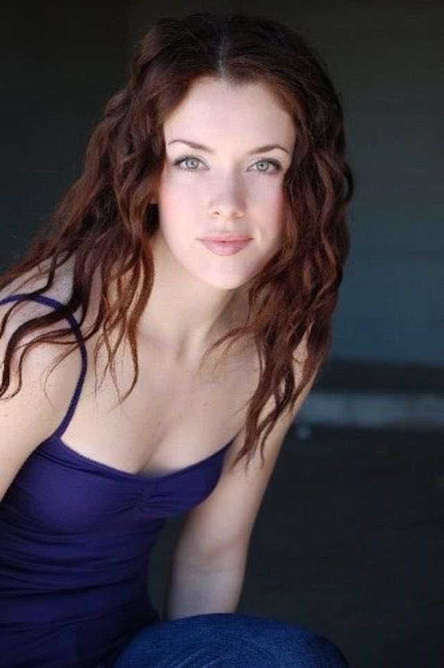    We wish a very happy birthday to the talented and gorgeous Ashlynn Yennie! ¡Feliz cumpleaños 