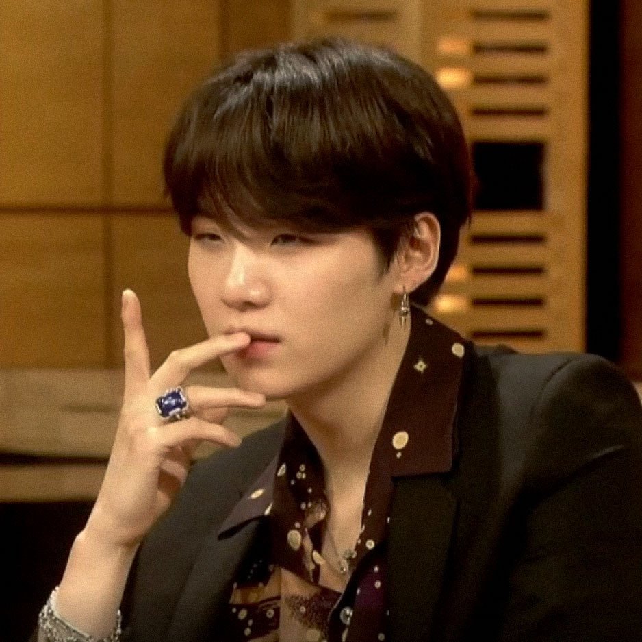 Young_foreverV's tweet photo. Segun mis cálculos:

∆ = b² - 4 a c 

       -b± √∆
x =  ————
           2a 

BTS LA VA A ROMPER EN LOS BILLBOARD. 

@BTS_twt 
#iVoteBTSBBMAs https://t.co/doGBc1WS3m