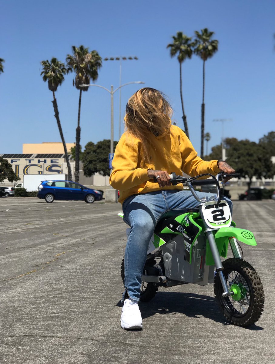 RazorWorldwide's tweet image. Palm Trees, Sunshine and @JeremyMcGrath SX500 🌴 Not a bad day @RichieSouf 👊🏼 #Razor #CreateFun #PushForward #HumpDay #RideRazor