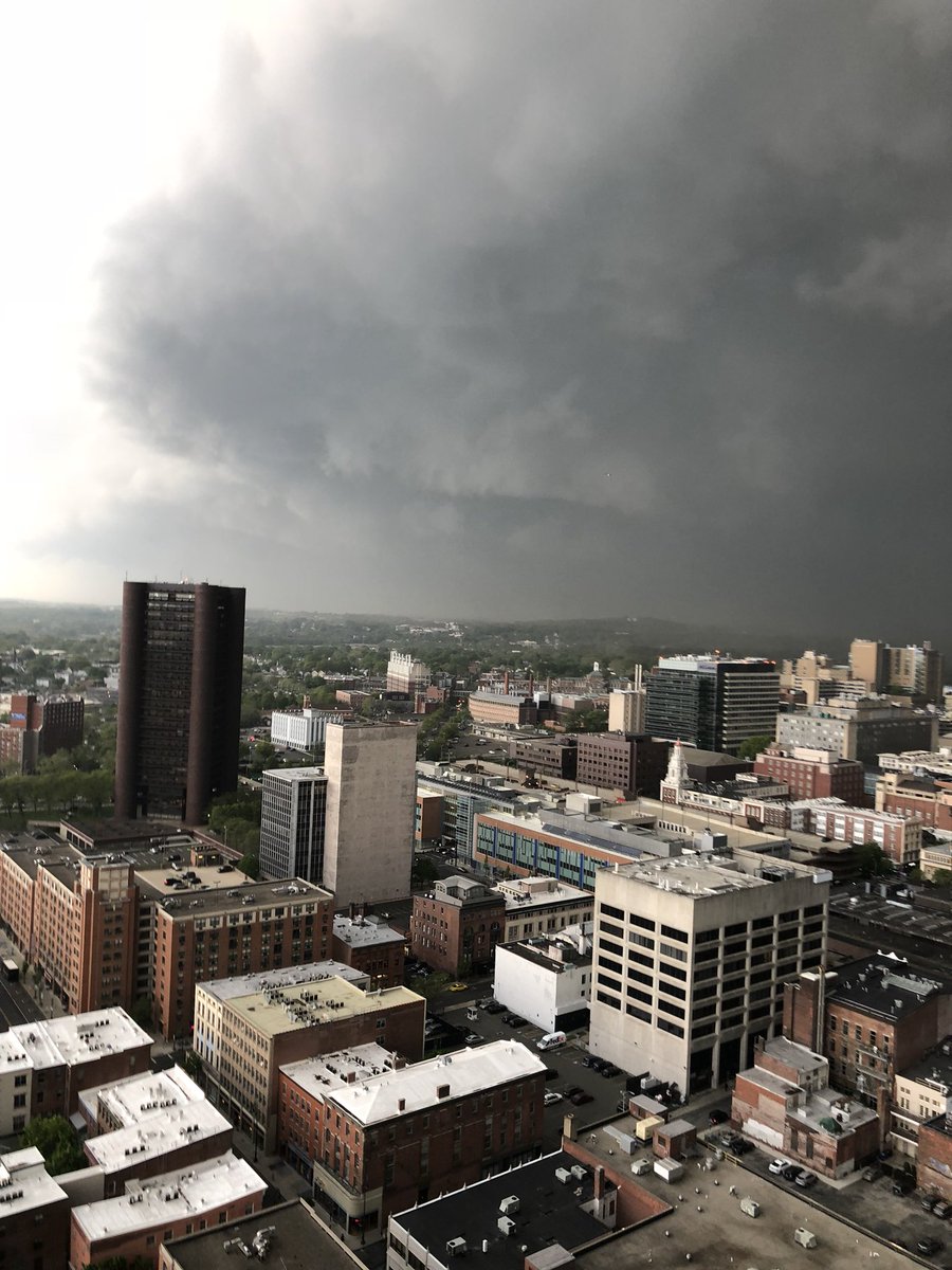 mdiaz's tweet photo. @DocTooch @ryanhanrahan Haha, the pic I got without the window reflection did not show the shelf cloud as crisply https://t.co/vT0qq304ke