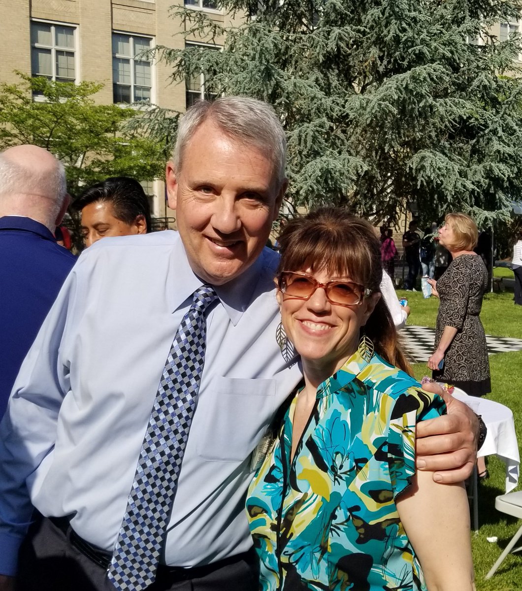 martimendenhall's tweet photo. Hanging out with Joe Robertson, president at OHSU. He's my friend and also a musician! #MartiMendenhall #PdxJazzSinger @OHSUNews https://t.co/qEUYvi456K
