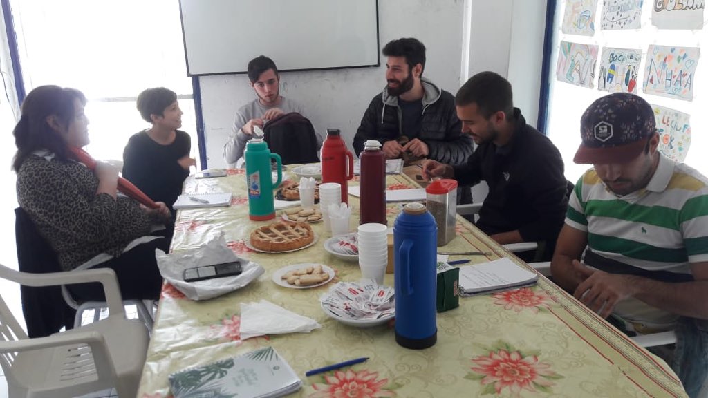 LEAN LEYENDA (@leanleyenda) on Twitter photo FORMACION DE FORMADORES
Hoy responsables del Sabina Olmos y autoridades del programa Cultura Viva Comunitaria firmaron el acta de compromiso de FMF para trabajar juntos en este 2018.
Felicitaciones a la nueva coordinadora <a href="/AndreaFecit/">Andrea Mariana Fecit</a> y todo el equipo ! FORMACION DE FORMADORES
Hoy responsables del Sabina Olmos y autoridades del programa Cultura Viva Comunitaria firmaron el acta de compromiso de FMF para trabajar juntos en este 2018.
Felicitaciones a la nueva coordinadora <a href="/AndreaFecit/">Andrea Mariana Fecit</a> y todo el equipo !