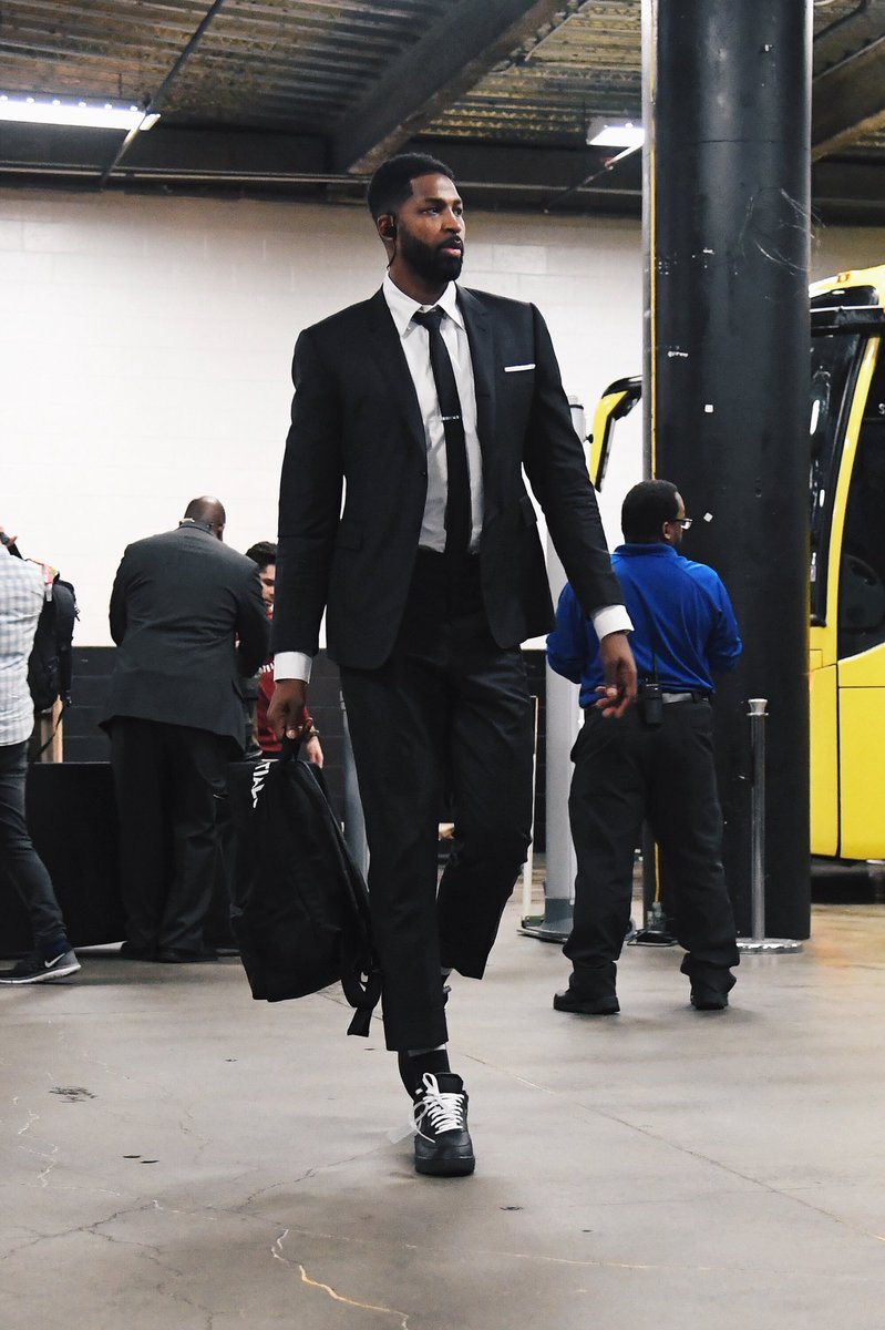 X 上的B/R Kicks：「.@RealTristan13 arrives wearing the “MoMA” Off-White Air  Force 1  / X