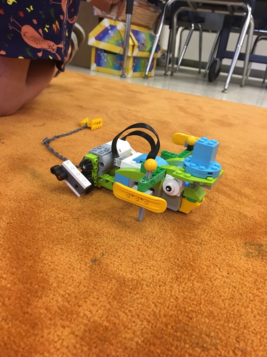 What a fun morning with <a href="/EKirkSTEM/">Elizabeth Kirk</a> and #legowedo to show #FrogMetamorphosis! #frograce #frogwithtophat #collaboration #purejoy <a href="/Poca_ES/">Tom Sulzer</a>
