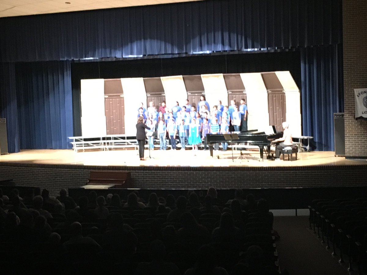 bobturner57's tweet photo. 4th grade showing their stuff. Great performance. https://t.co/zzKbMuKKh1