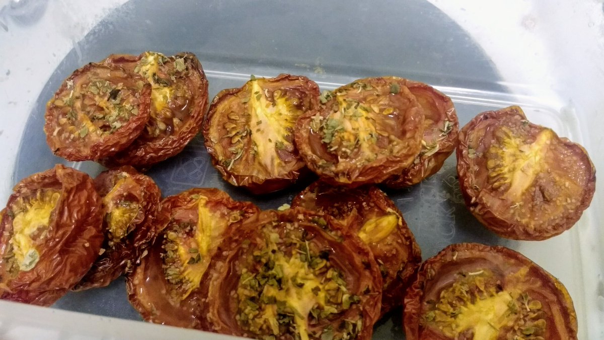 SheepishKeanu's tweet image. The smell coming from these slow roasted tomatoes is amazing (Even if I do say so myself).