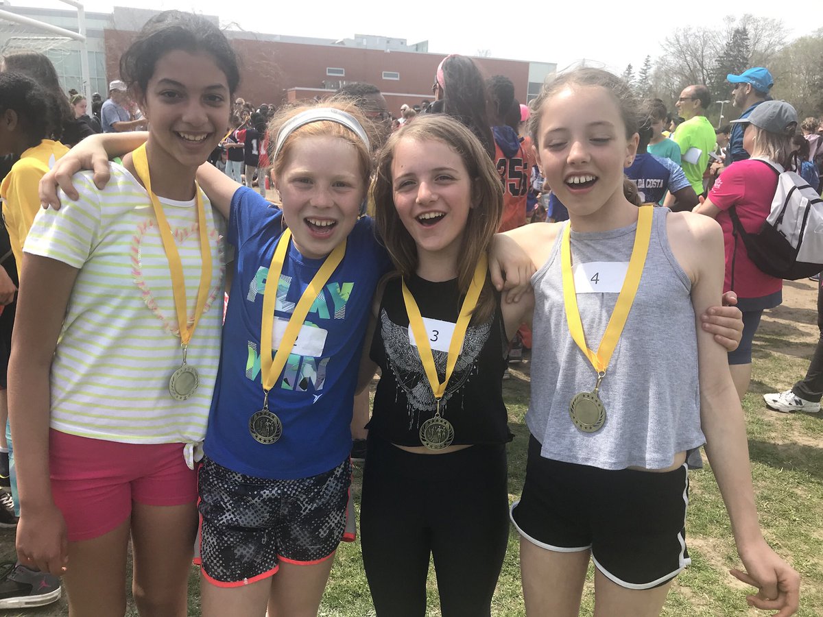 Une médaille d’or pour les filles de 4ème pour le 4 x 100m à l’école <a href="/ROMA_CSVIAMONDE/">ÉCOLE RONALD-MARION</a> ! Bravo CHSA pour sa première année de participation!!