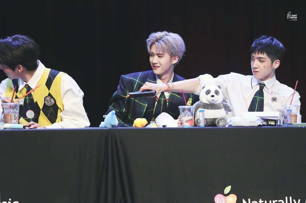 yanseokarchive's tweet photo. 💌 280511 💌
cr. GIANTBaby0131 💕

#펜타곤 #옌안 #우석 #PENTAGON #WOOSEOK #YANAN #WOOYAN #YANSEOK
#pockypocky https://t.co/j49enRRNnw