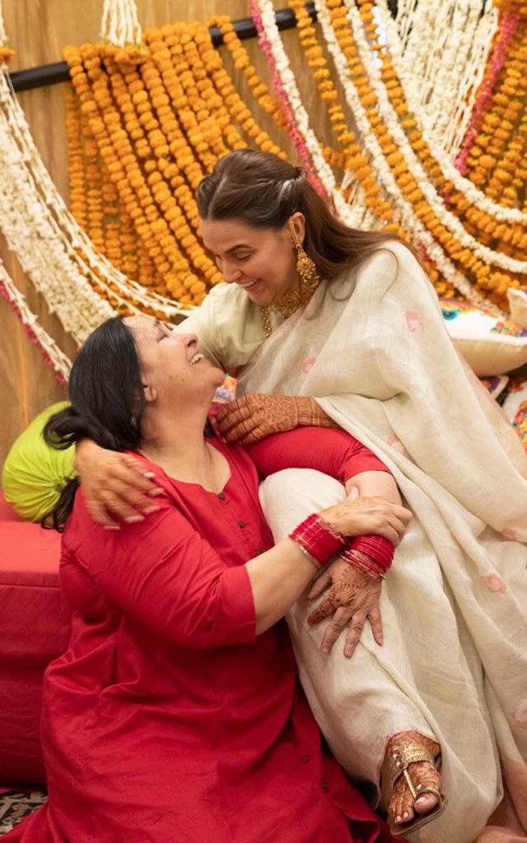 HELLOmagIndia's tweet photo. #NehaDhupia wearing a handwoven linen sari with cross stitch floral details, for her #chudda ceremony #BollywoodBrides https://t.co/ipHOIoLySI