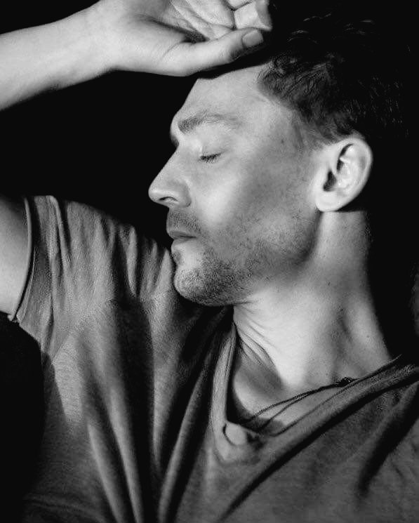 tgilbt's tweet image. Back at you sweets! Hugs from me!♡ #BlackAndWhiteAppreciationClub #TomHiddleston