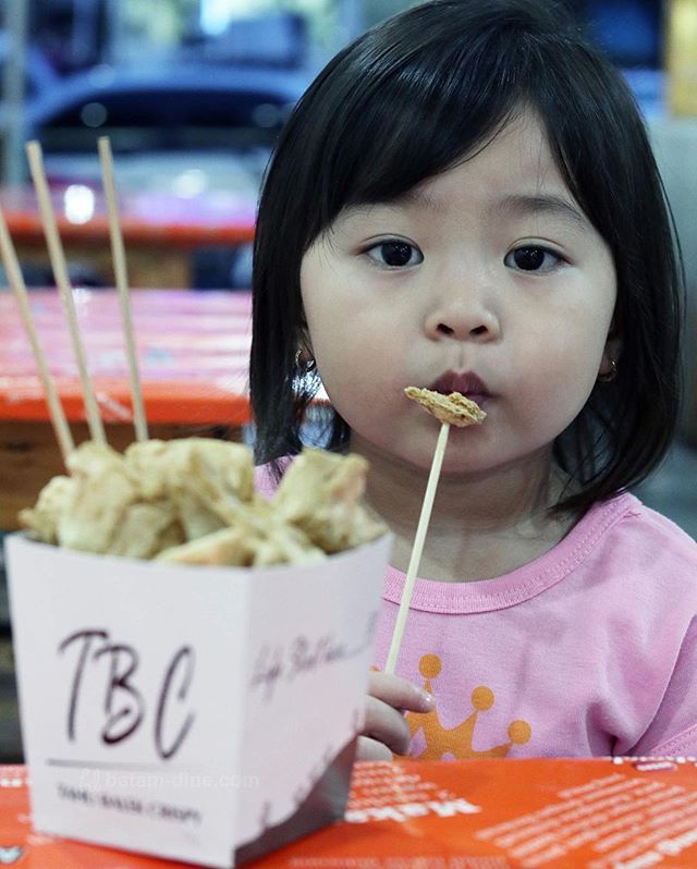 BatamDine's tweet photo. Kalo anak kecil bilang suka atau enak, dia ga bakal boong. Nah, @adelawita mau bilang kalo Adel suka banget sama Tahu Balek Crispy @tahubalekcrispy satu ini!
.
Adel bilang tahunya enak, kriuk-kriuk banget, sama porsinya besar!
.
Kalo Adel uda bilang gitu… https://t.co/D1IUNMd8h4 https://t.co/6qbcRSKQL2