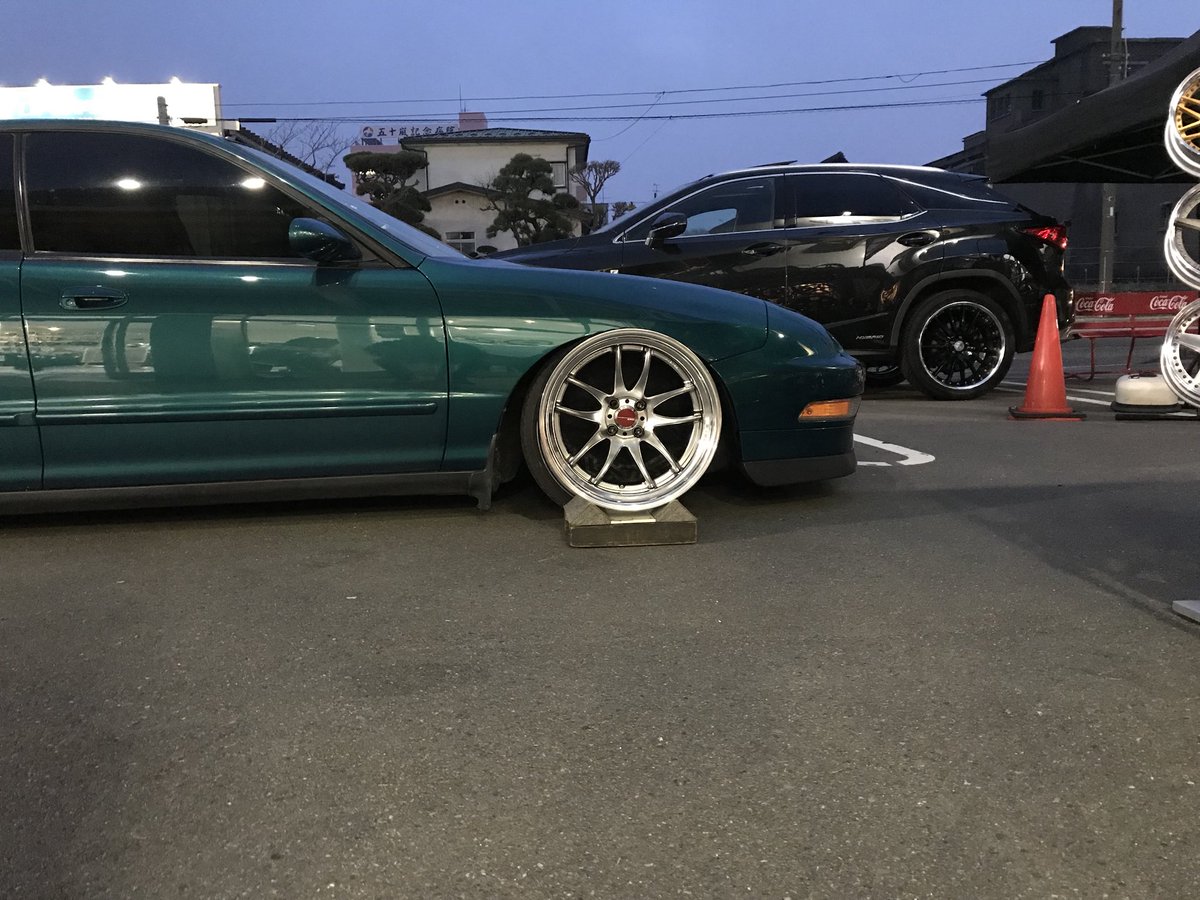 0lSik's tweet photo. パラダイスなグリーンのDB8 https://t.co/fjHposxV9Q