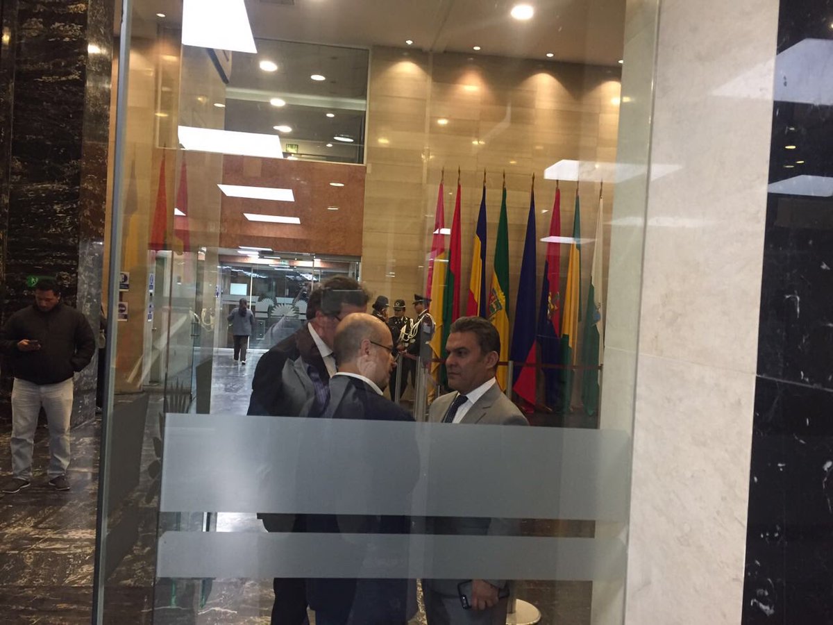JimbaburaRC's tweet photo. Y continúa la "cirugía mayor a la corrupción" de @Lenin😒
El #ChapoSerrano pactando💰! así es como se negociaba en el anterior Congreso, hoy lo tenemos de vuelta! 

La educación tratada como mercancía y negocio!
#ReformaLOES #LOESSinEstudiantes

Tomado de @LaTronchaEC https://t.co/xrOTCL6g5F