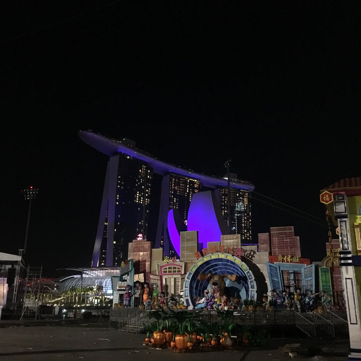 PMCinc's tweet photo. 古い話になりますが今年の2月にシンガポールに行った際のライトアップが春節に合わせた色合いになってました！！たぶん！？
モール内の写真も載せときます！ https://t.co/5wuEn86YGy
