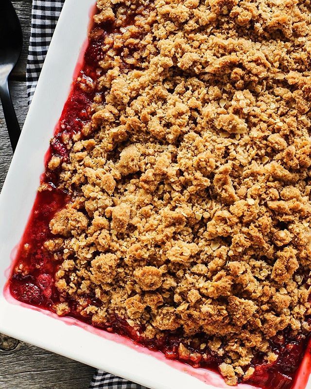 FarmgirlsDabble's tweet image. Strawberry Rhubarb Crisp...with a buttery oats crisp that actually STAYS CRISP! 😍 Grab the RECIPE 👉 Tap @farmgirlsdabble and the link in my profile for a clickable link &amp;gt;&amp;gt;&amp;gt; ift.tt/2k1A7jZ #strawberry #rhubarb #springbaking @foodandwine #foo… ift.tt/2IruRAr