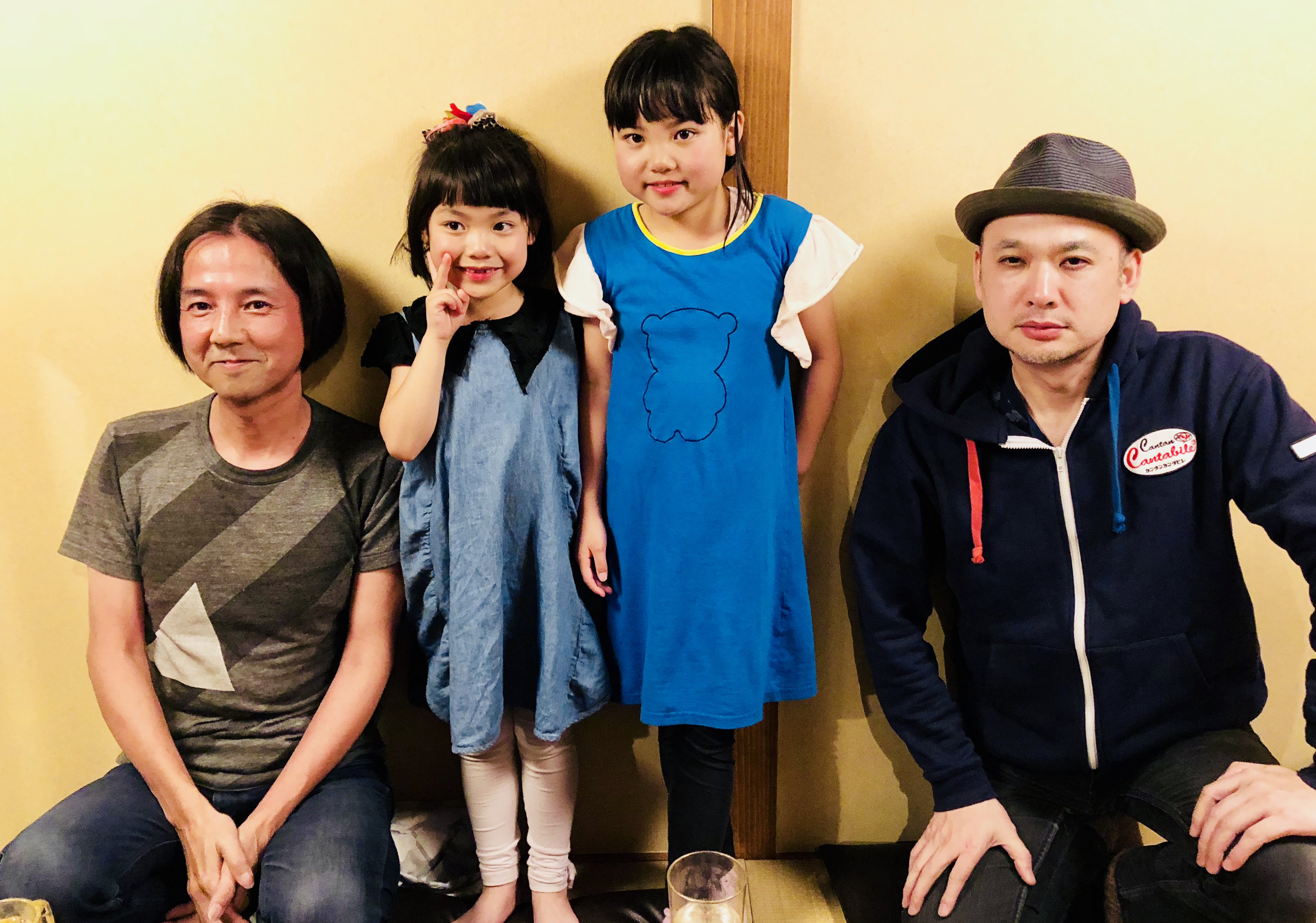 浜崎貴司 写真は愛媛で遭遇したサントリーgreen Da Ka Raイメージキャラクターの二人 高野君の右がムギちゃん役の なぎさちゃん そしてその右隣がグリーンダカラちゃん役を務めるしずくちゃん かわいい姉妹でした T Co Zwvgsrtmqb Twitter