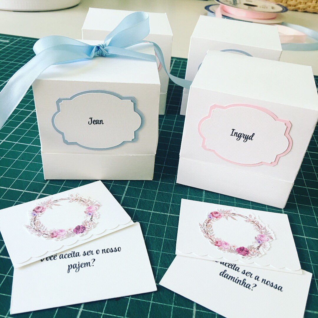 PliePapelaria's tweet photo. Convite super fofo para daminhas e pajens. π
#papelariapersonalizada #wedding #papelariadecasamento #paperwedding #weddingdress #daminha #pajem #convitepadrinhos #convitedaminha #convitepajem #feitocomamor #scrapbook #scrapwedding #scrapfesta #scrapconvites #scrapbh #invitation https://t.co/blx8PteVMO