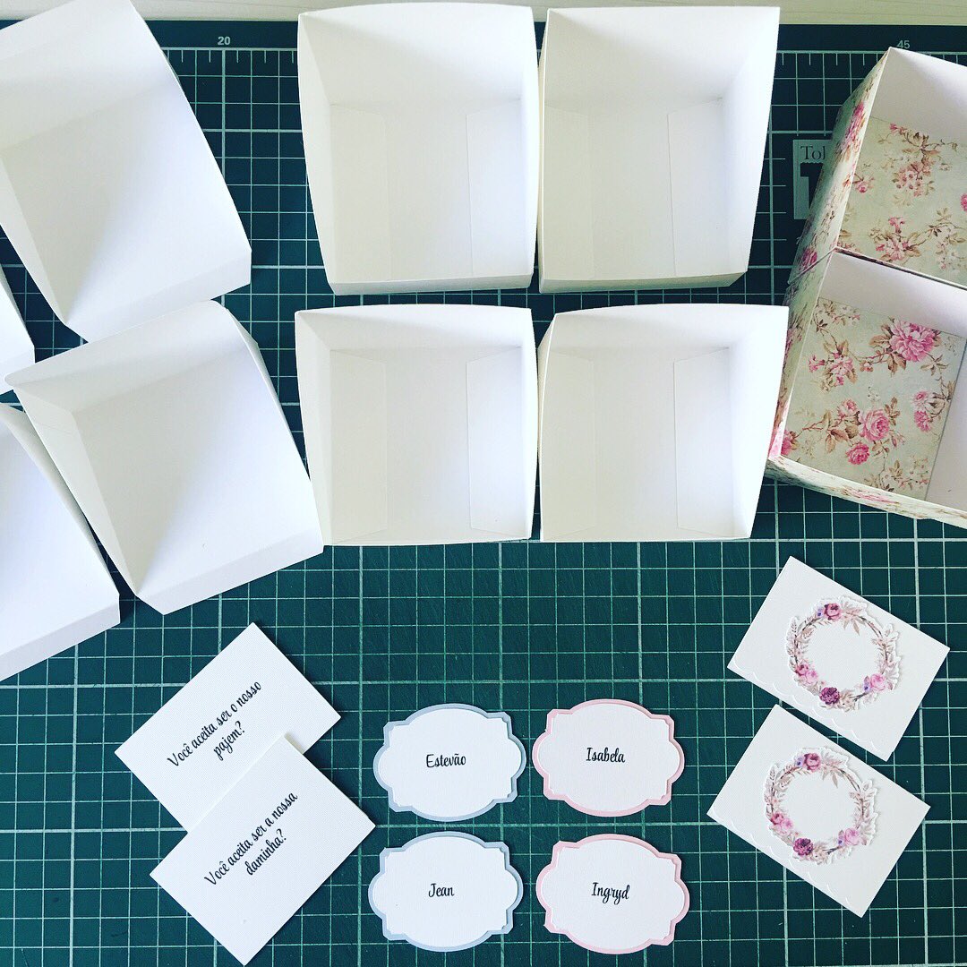 PliePapelaria's tweet photo. Convite super fofo para daminhas e pajens. π
#papelariapersonalizada #wedding #papelariadecasamento #paperwedding #weddingdress #daminha #pajem #convitepadrinhos #convitedaminha #convitepajem #feitocomamor #scrapbook #scrapwedding #scrapfesta #scrapconvites #scrapbh #invitation https://t.co/blx8PteVMO