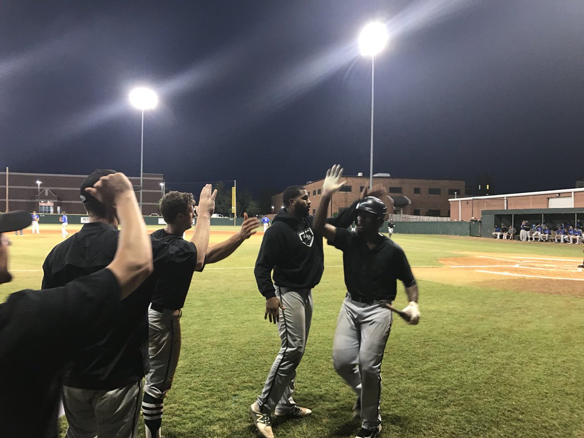 cmueaglesBSB's tweet photo. CMU Eagles tie it up in the top of 4th. DeLaCruz brings in DeAndre Smith. 3-3 ballgame going into bottom 4th https://t.co/6lblUIYQdD