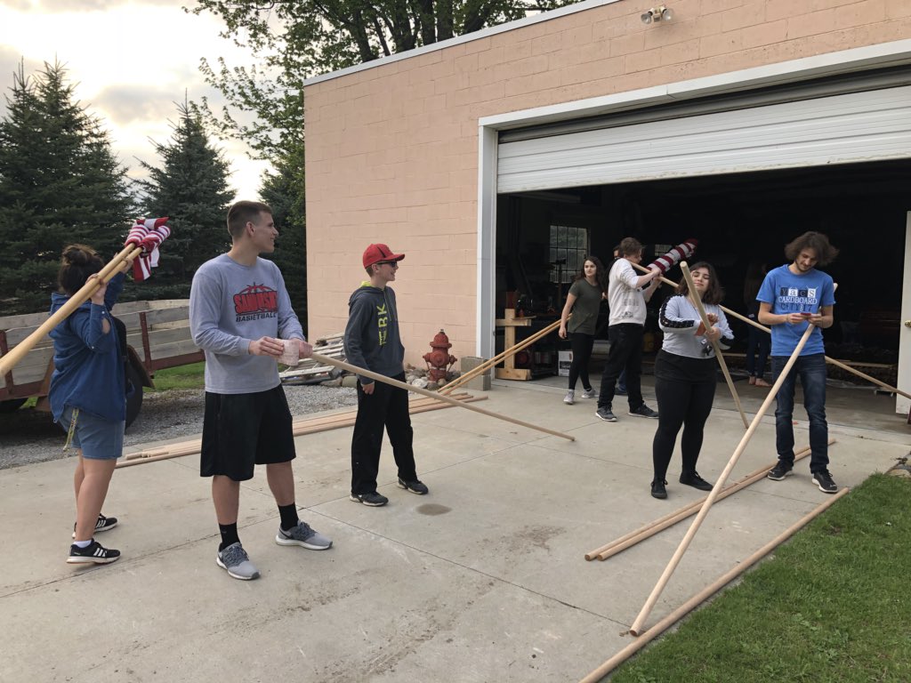 ecarlsonshs's tweet photo. SHS Students spent the evening sorting plaques and preparing over 400 #flags for #MemorialDay. @MrCarlsonSHS @ThatYoshGuy @glasecki3 https://t.co/62296IqsBG