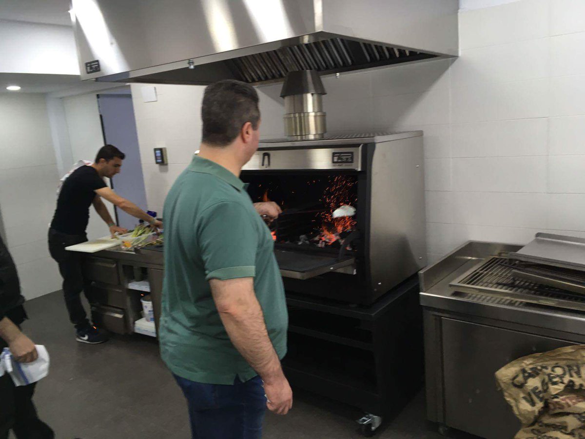 Grill_PiraOvens's tweet photo. https://t.co/Kl0zUFW2p6 #PiraOvens #HornosBrasaPira #nonstop #showcookings con @infrigrup en #Barcelona #fornbrasa #120lux #changethehistory #food #recipes #Piracold #amics #BonesEstones #BePira #BeOriginal #EstrellasMichellin #Pira120lux #CharcoalOven #showtime #food #Brasa https://t.co/QommC0TNMC