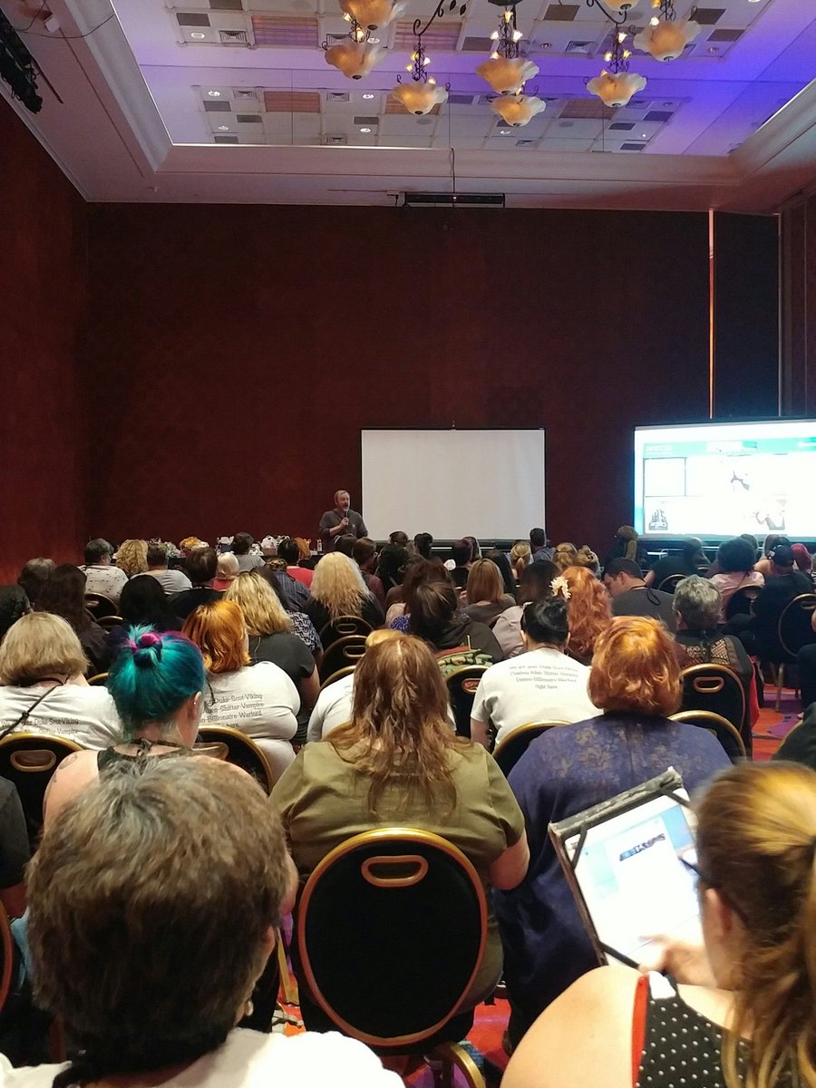 #Craptastique #rt18 #DamonSuede #Wolves the movie - this is going to be hilarious 🙌