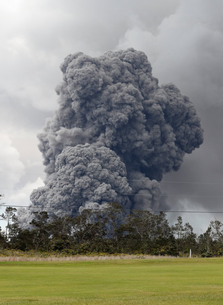 Star Advertiser On Twitter A Massive Ash Plume Billowed Out Of The Halemaumau Crater Today The Plumes Develop When Rocks Drop Into The Lava And Explode From The Intense Heat More Coverage Https T Co 7qay9vjuic