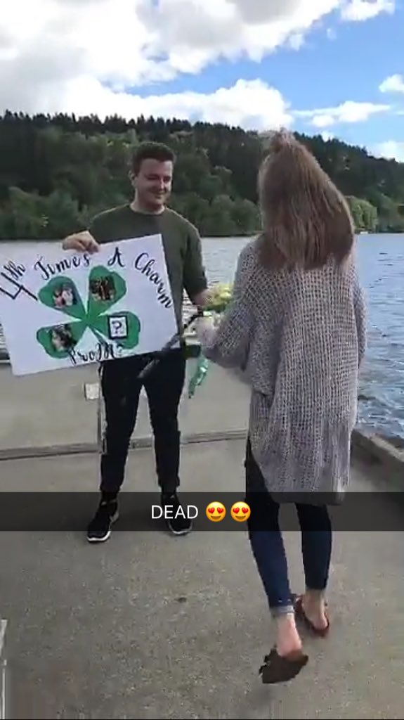 amandarine222's tweet photo. A todas mis amigas de estados les pidieron demasiado cosi para prom y por qué isn't this a thing acá?????😍😍😭 https://t.co/JaeWa9ryBK