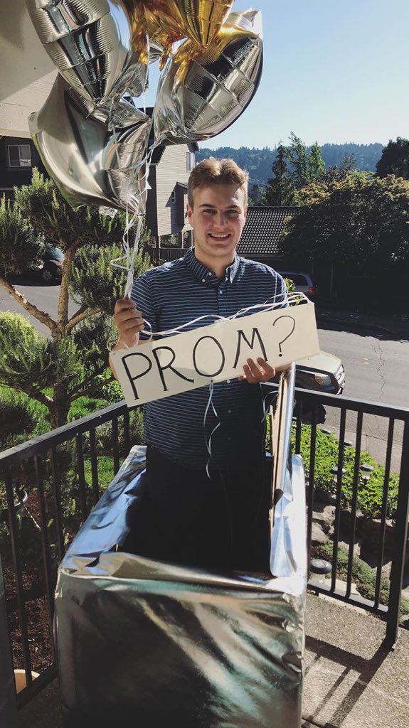 amandarine222's tweet photo. A todas mis amigas de estados les pidieron demasiado cosi para prom y por qué isn't this a thing acá?????😍😍😭 https://t.co/JaeWa9ryBK
