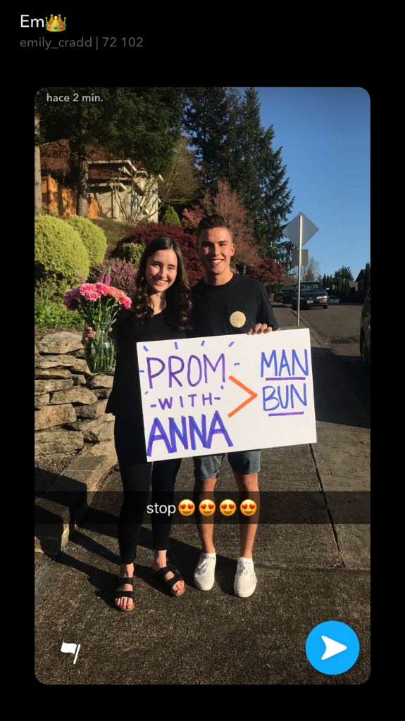 amandarine222's tweet photo. A todas mis amigas de estados les pidieron demasiado cosi para prom y por qué isn't this a thing acá?????😍😍😭 https://t.co/JaeWa9ryBK