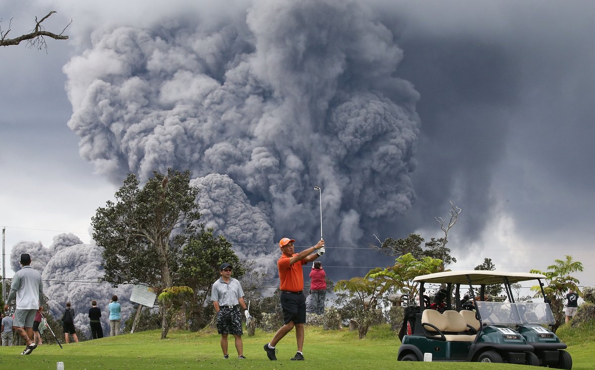 Amazing image of people playing golf on Hawaii’s Big Island as a giant ash plume rises from Kilauea's summit (📸 <a href="/GettyImages/">Getty Images</a>)