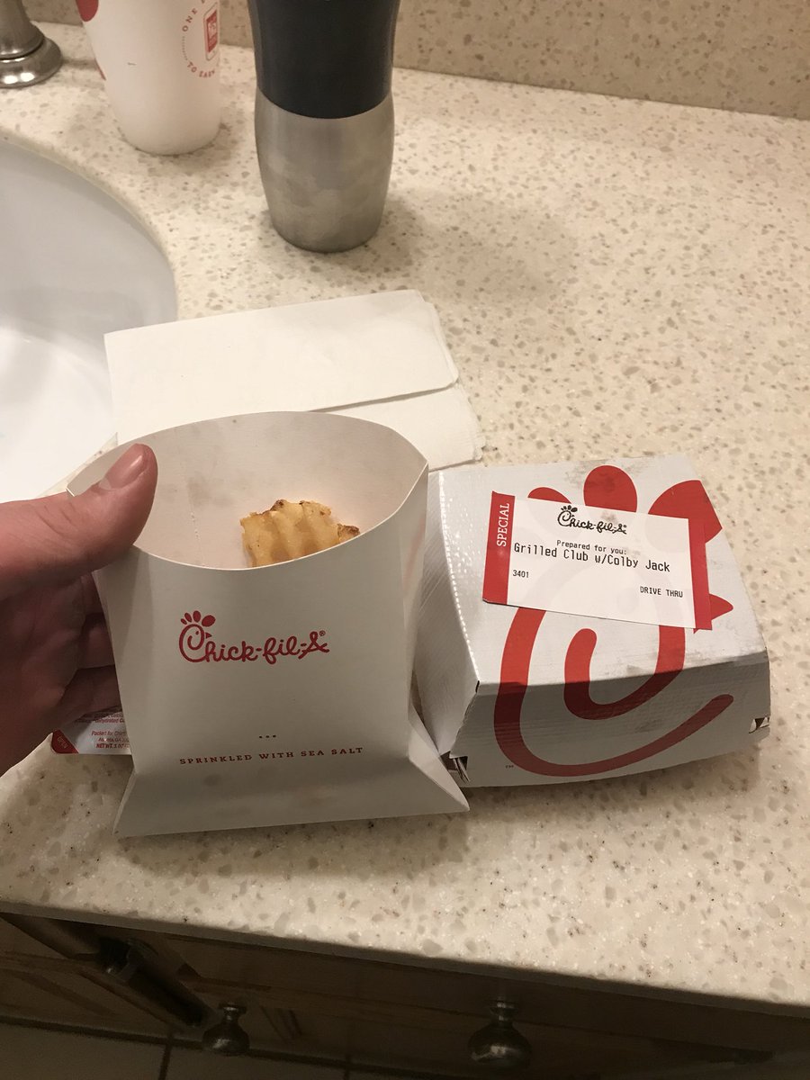 jaysmoove8's tweet photo. damn @ChickfilA _Fil_A this is how yall get down on the fries...?! 😠😳 #ICounted6AndHalf #ImaEyeBallThat #CanIGetMyMoneyBack #NahFrDoe 😭😭 https://t.co/Y1Rn3RdGku
