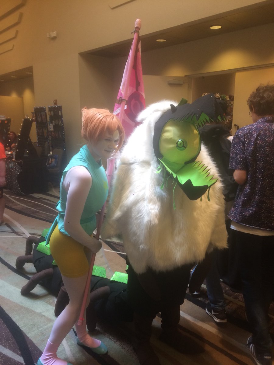 MetryPigeon's tweet photo. @rebeccasugar have you seen this amazing centipeedle cosplay my friend did? (Also this Pearl was perfect!!) #StevenUniverse #centipeedle #cosplay https://t.co/sTLU8Y7JYn