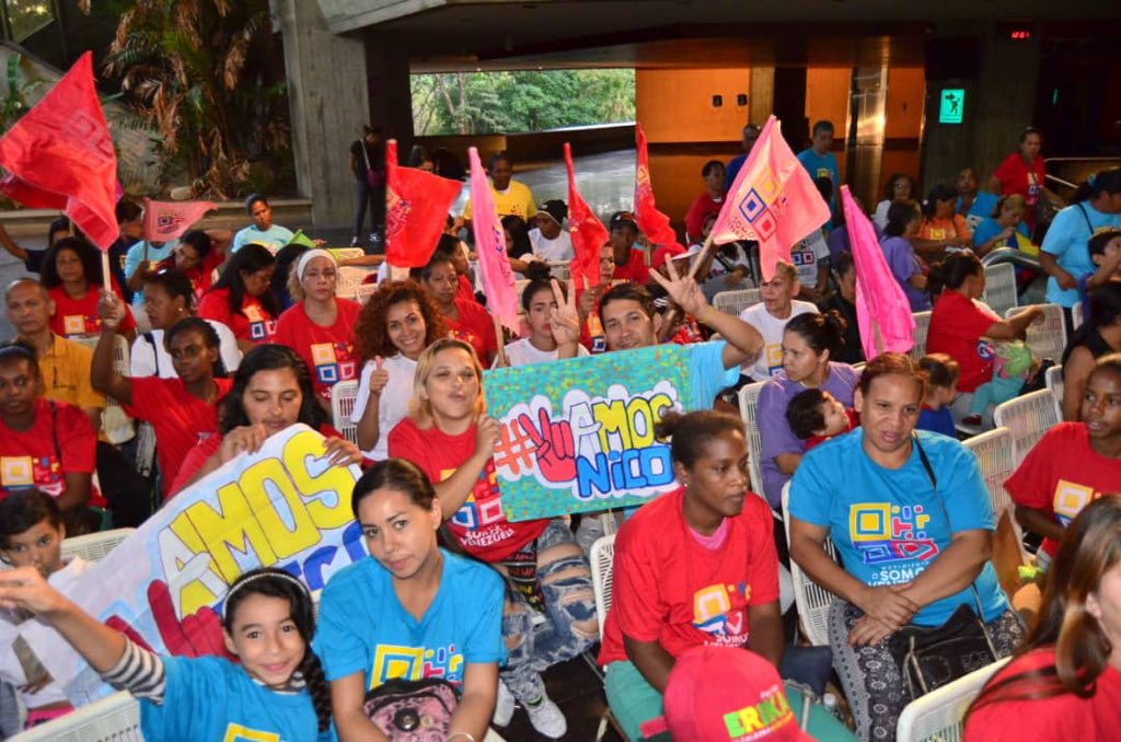 delcyrodriguezv's tweet photo. #MovimientoSomosVenezuela afina maquinaria de la victoria con las Jefas de Hogares de la Patria!Junto al Pdte @NicolasMaduro defenderemos el sistema de protección del socialismo bolivariano! Juntos promovemos la belleza y grandeza de Venezuela! #VotaPorMaduro #VotaSomosVenezuela https://t.co/EpNPjILMqC