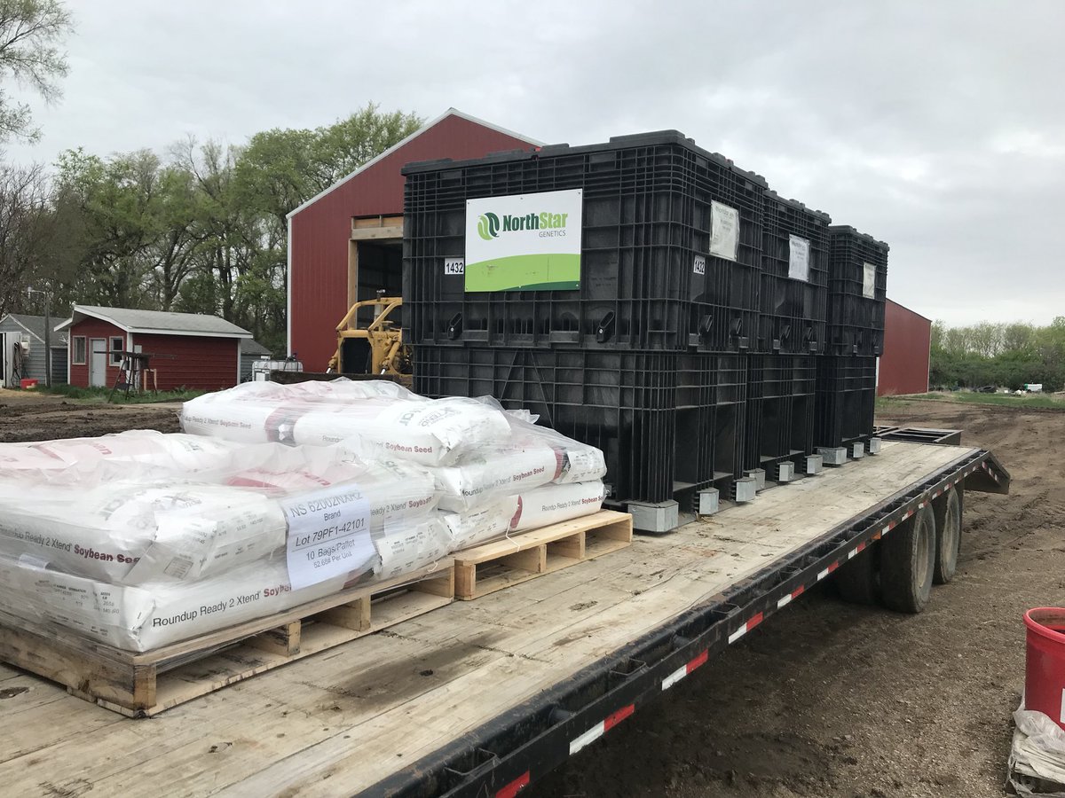 MattMeier06's tweet photo. Planting away the late hours.. #plant18 #northstargenetics #SmallBiz https://t.co/dkAkkmt5vS