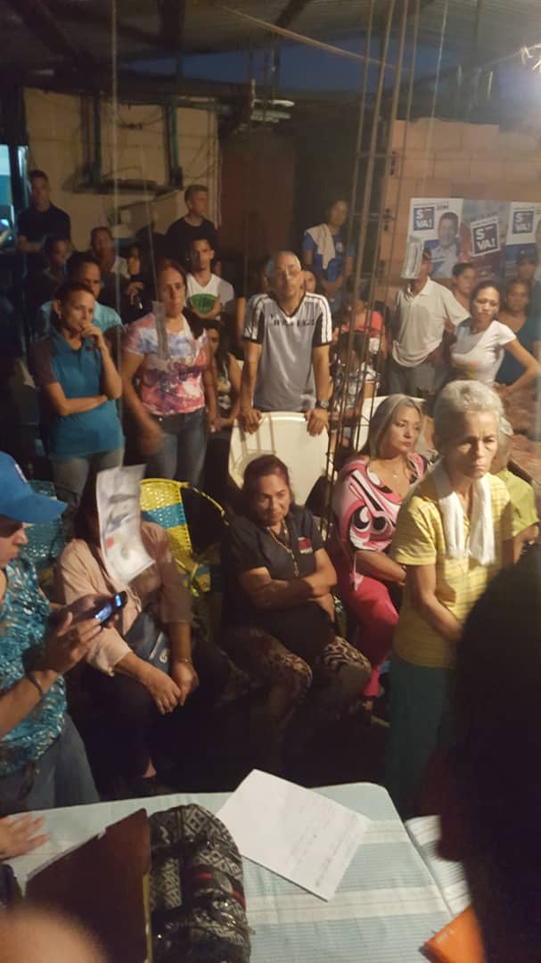 TuVozConFalcon's tweet photo. Estructura del voluntariado #Zulia con @HenriFalconLara  .Parroquia Cristo de Aranza en Maracaibo. @trafficMcbo @alcabalasmcbo #15May https://t.co/HaLN6bvCuv