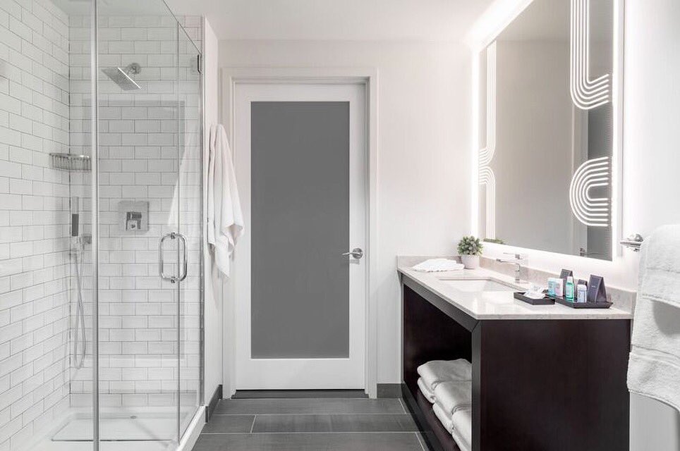 BlancheGarcia's tweet photo. Guest Room #bathroom designed by B. Garcia Designs 
📷 by @psbartholomew 

@TrypHotels @tilebar #newarknj #hospitalitydesign #interiordesign #statementmirror @bergerorganization https://t.co/44Tjgql8dX