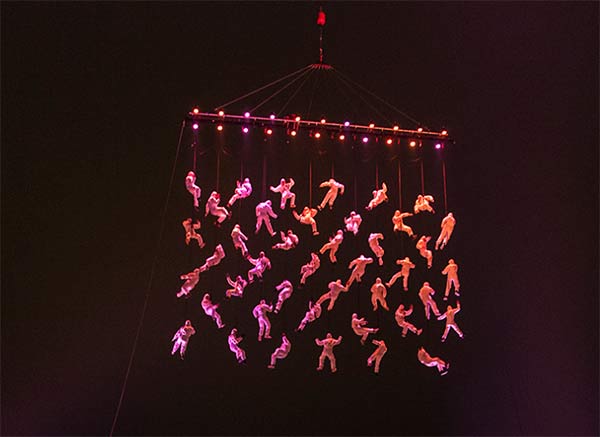 helsinki's tweet image. #Taiteidenyö'n 23.8. huipentaa yli 40 helsinkiläisen muodostama huimapäinen ihmisverkko, joka rakentuu Senaatintorille. Uskallatko hakea mukaan? Haku käynnissä toukokuun. helsinginjuhlaviikot.fi/human-net-esii… #HumanNet helsinginjuhlaviikot.fi/ohjelma/la-fur…