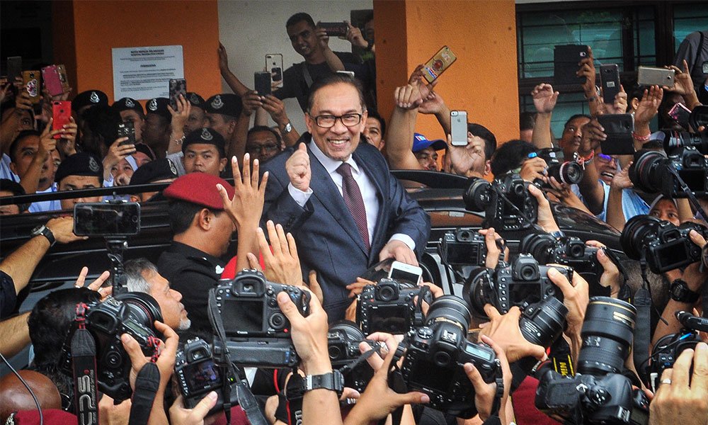 milosuam's tweet photo. BERSEJARAH — DS @anwaribrahim kini bebas bagaikan burung yang terbang di awan! https://t.co/yiVf5kWp7w