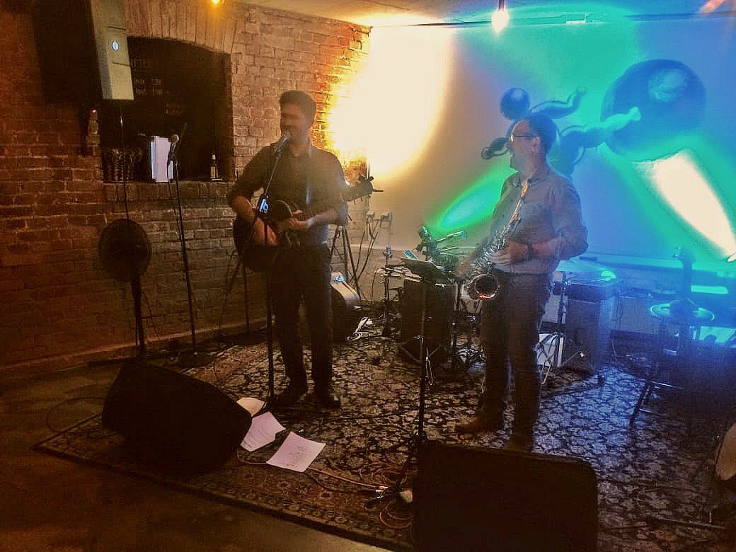 Schöner Gig als Unplugged Duo „Heinz &amp; Ich“ gestern mit Heinz Röder am Saxophon als Support für die Band „Solo“ in Aachen in der Bar Cantona. Vielen Dank an das super Publikum. 👏🎤🎷🎸🤩😍 #Gig #Band #Rock #Pop #folk #Duo #Akustikgitarre #unplugged #aachen #köln #Saxophon