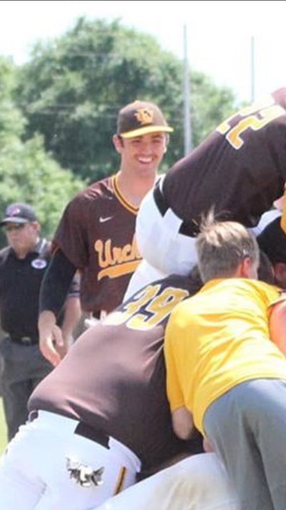 Studentsofthe_U's tweet photo. Show up and make people smile like @Cade14_Bell or... skip and make them angry like @32Joshbasil 

Your choice😑 https://t.co/IszRKsnh98